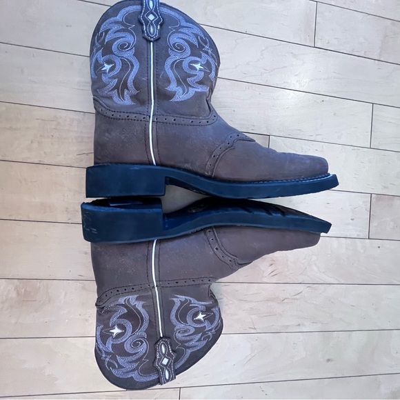 Justin Ladies Gypsy Square Toe 8 inch  Brown Leather Heeled Boots - Picture 2 of 12